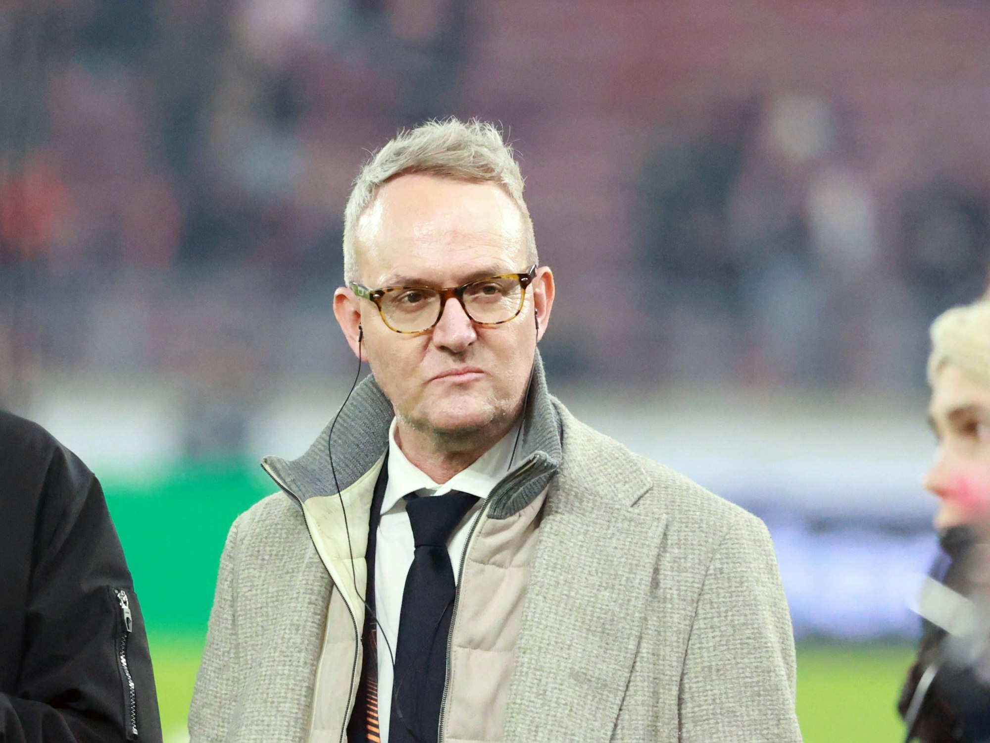 Alexander Wehrle steht bei einem Interview im Stadion.