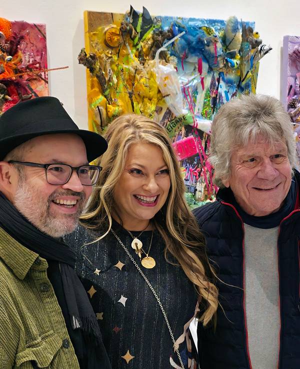 Manuela Klein mit Björn Heuser und Bömmel Lückerath vor ihren Bildern.