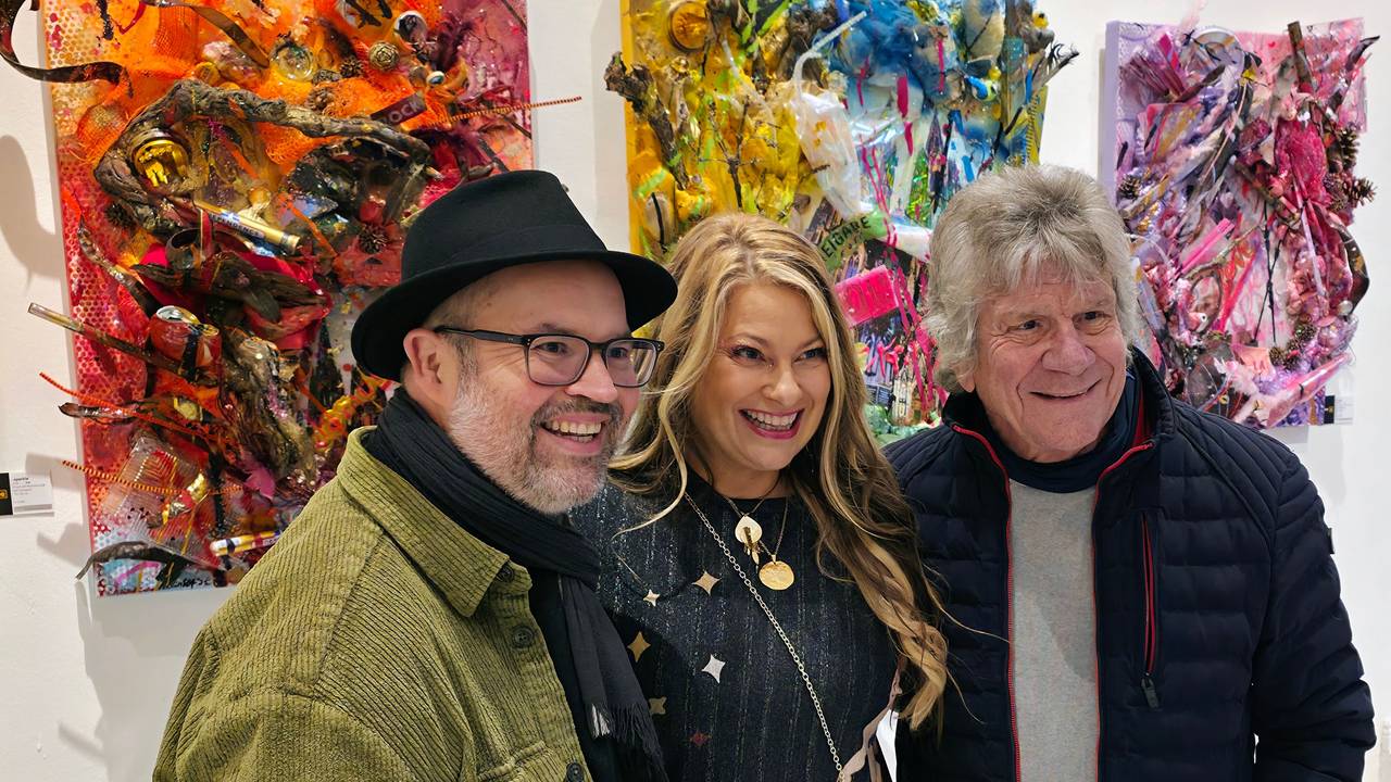 Manuela Klein mit Björn Heuser und Bömmel Lückerath vor ihren Bildern.