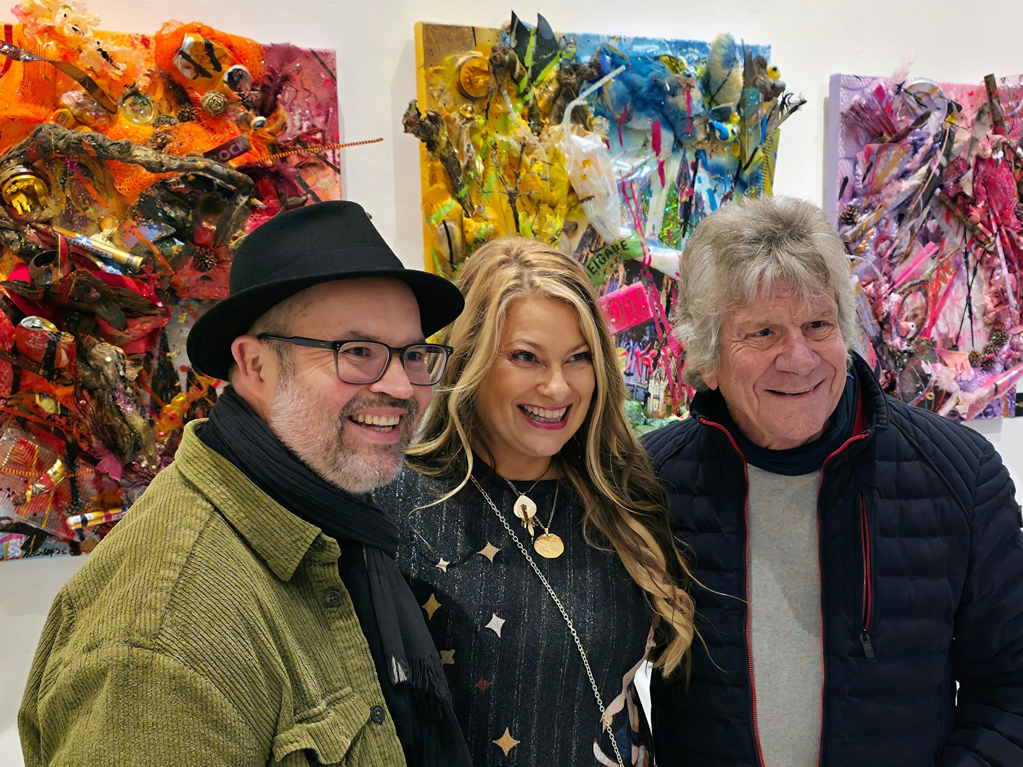 Manuela Klein mit Björn Heuser und Bömmel Lückerath vor ihren Bildern.