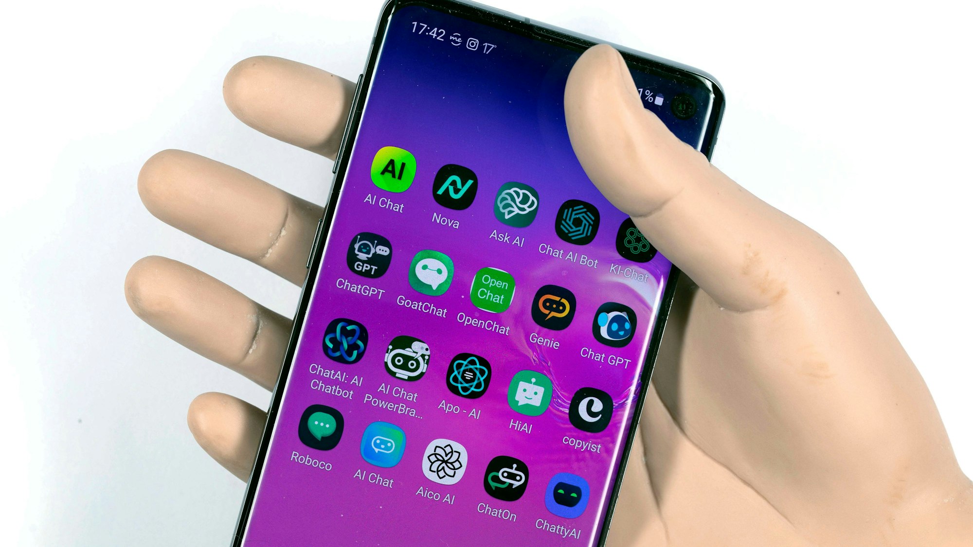 Eine humanoide Roboterhand hält ein Smartphone mit zahlreichen Apps für künstliche Intelligenz