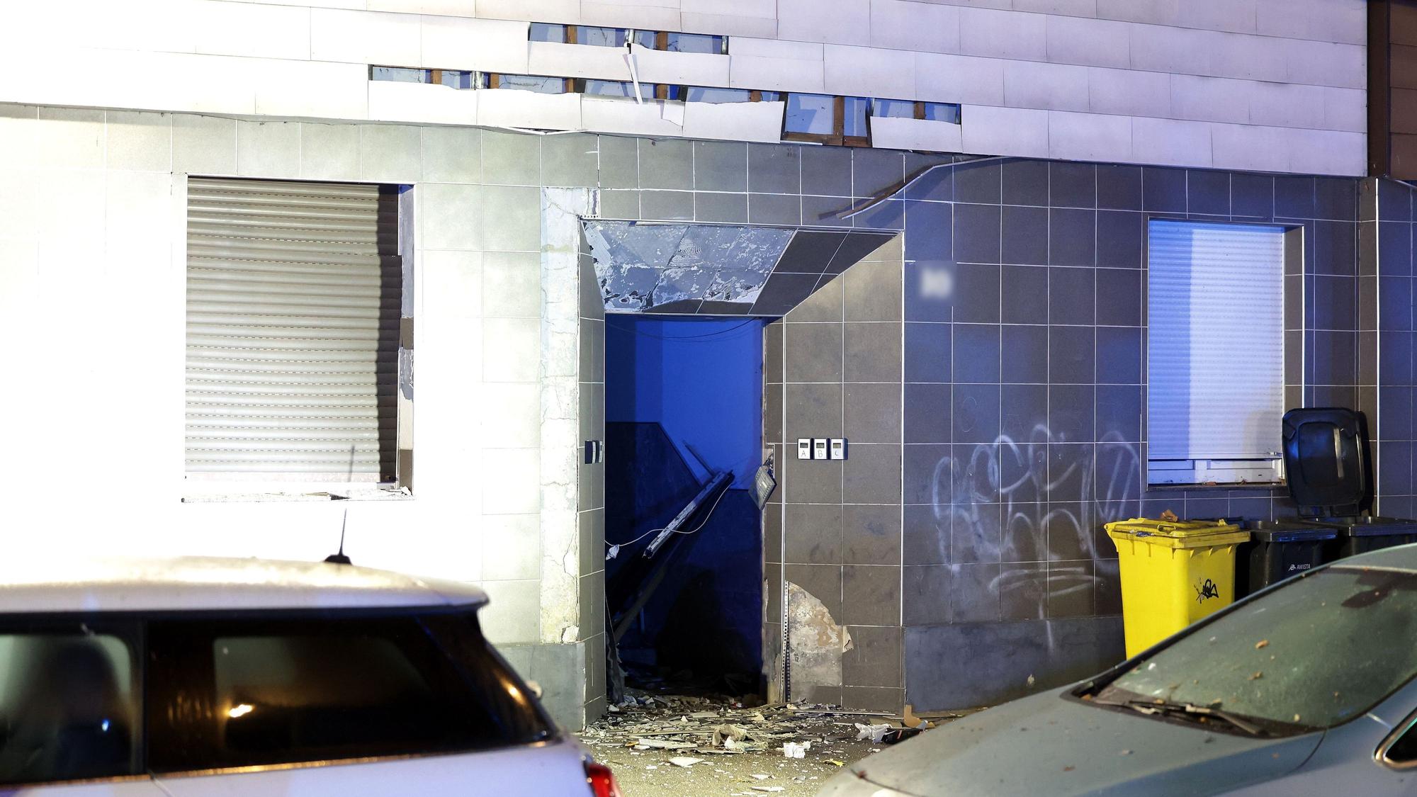 Schutt liegt nach einer Explosion vor dem Eingangsbereich eines Mehrfamilienhauses.