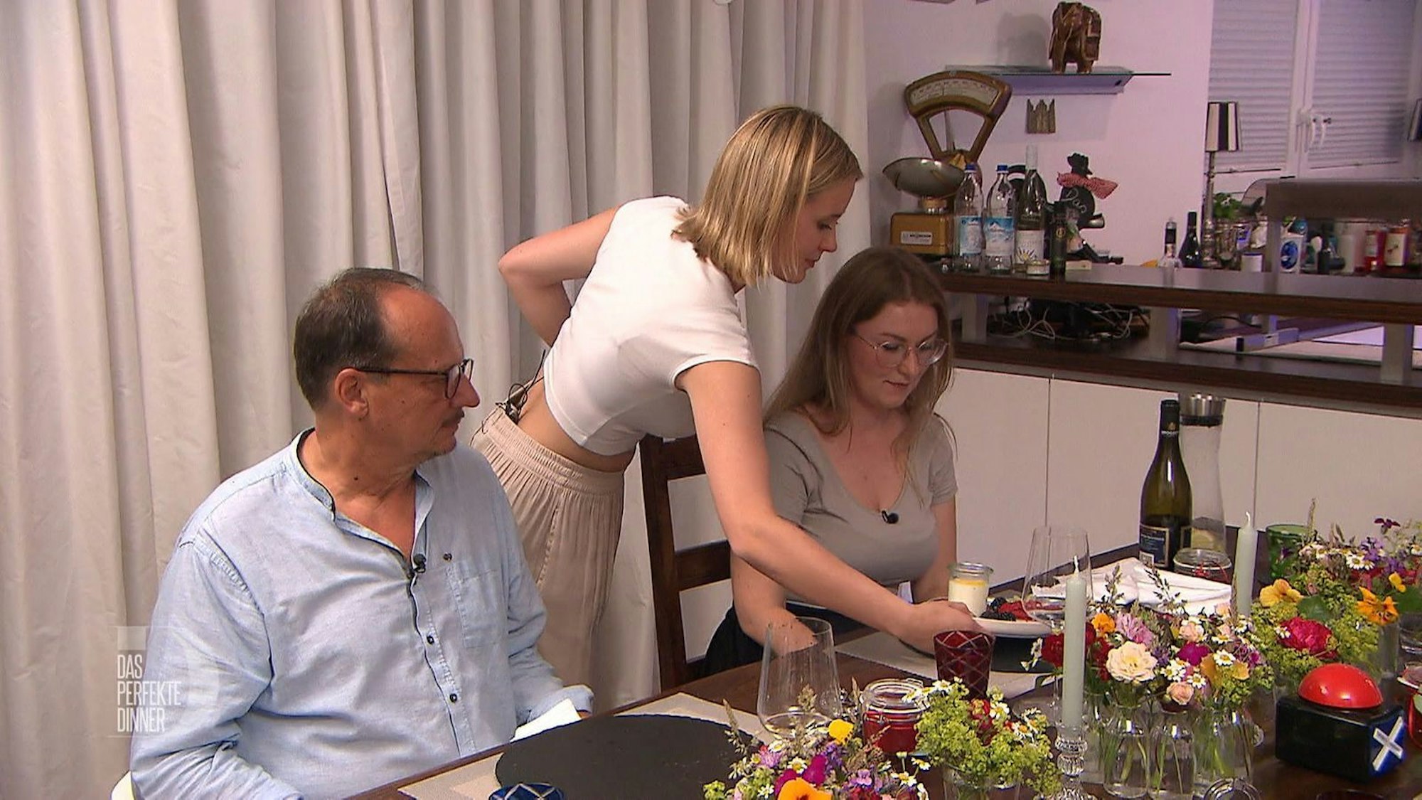 Armin blickt dem Gurken-Dessert skeptisch entgegen. (Bild: RTL)