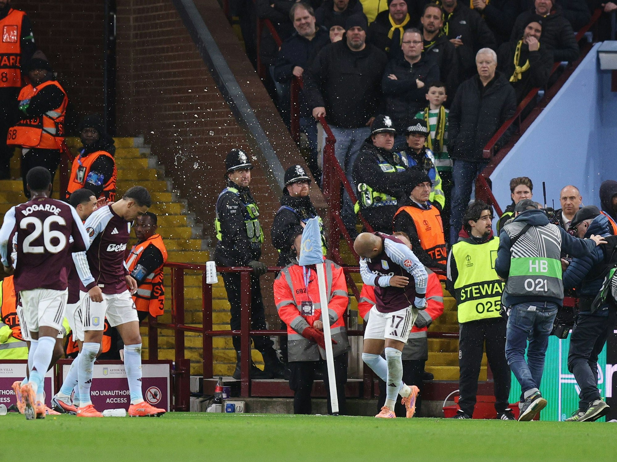 Donyell Malen bekommt einen Becher an den Kopf, den ein Fan aus dem Gästeblock geworfen hat.