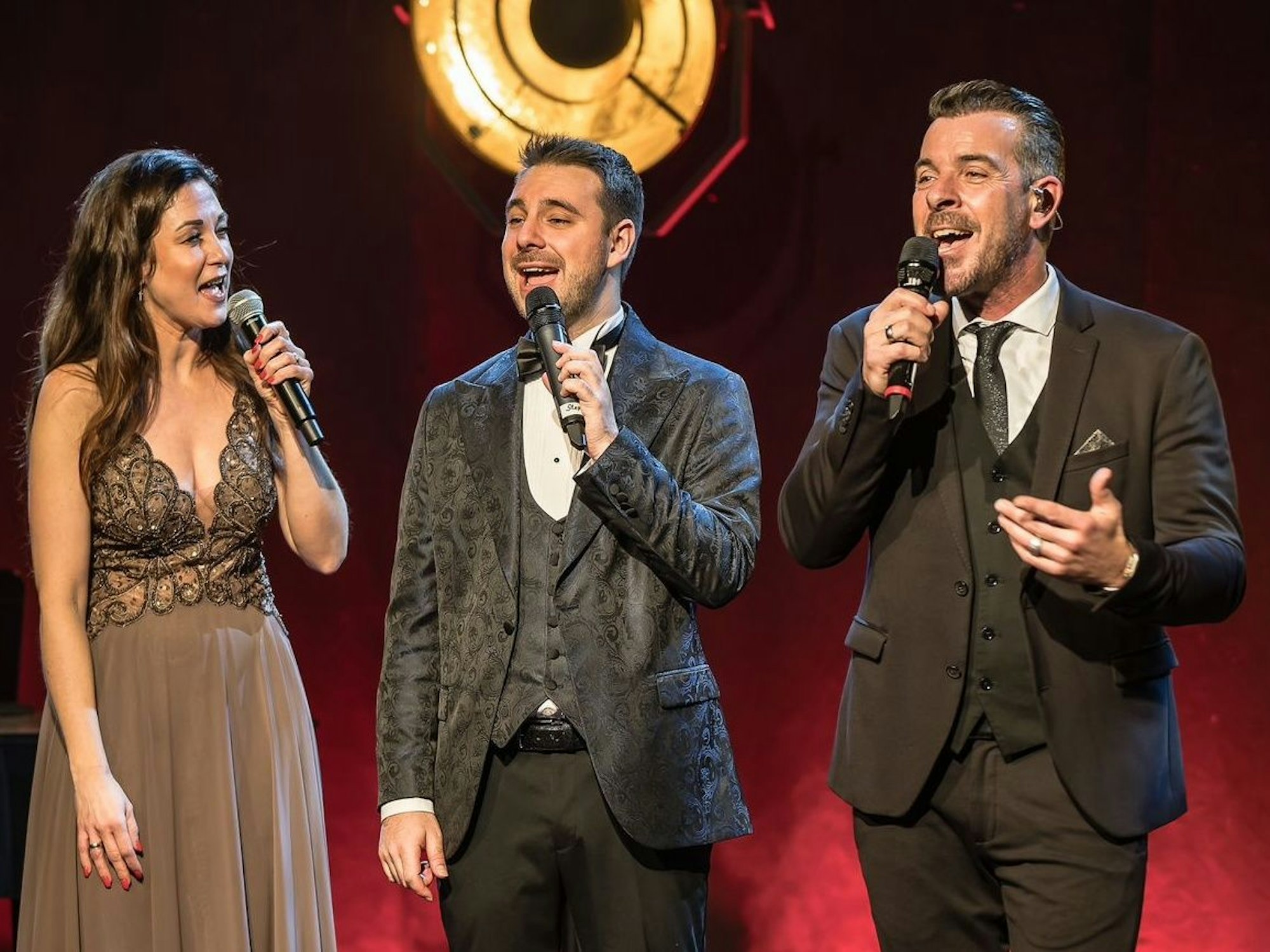 Domhätzje Nadine, Stephan Henseler und Torben Klein singen zusammen.