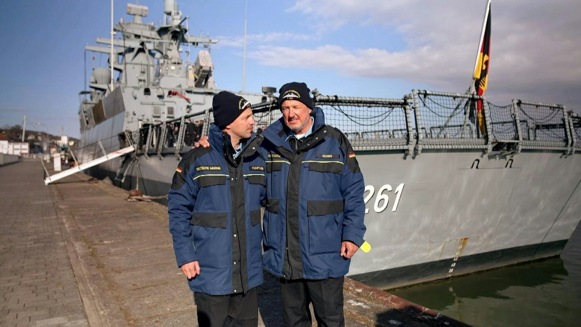 Zusammen wollten Rosin (rechts) und Alexander Kumptner bei „Rosin & Kumptner - Mission Mittendrin!“ den Alltag der Marinesoldaten auf einem Schiff erleben. (Bild: Kabel Eins)
