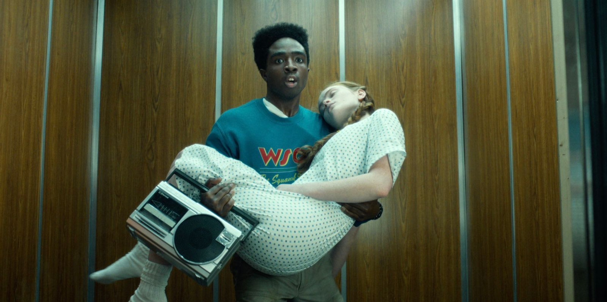Die tapfere Max Mayfield (Sadie Sink) hatte sich in der vierten Staffel geopfert, nun hofft Lucas (Caleb McLaughlin), dass es ihr bald wieder gut geht. (Bild: © 2025 Netflix)