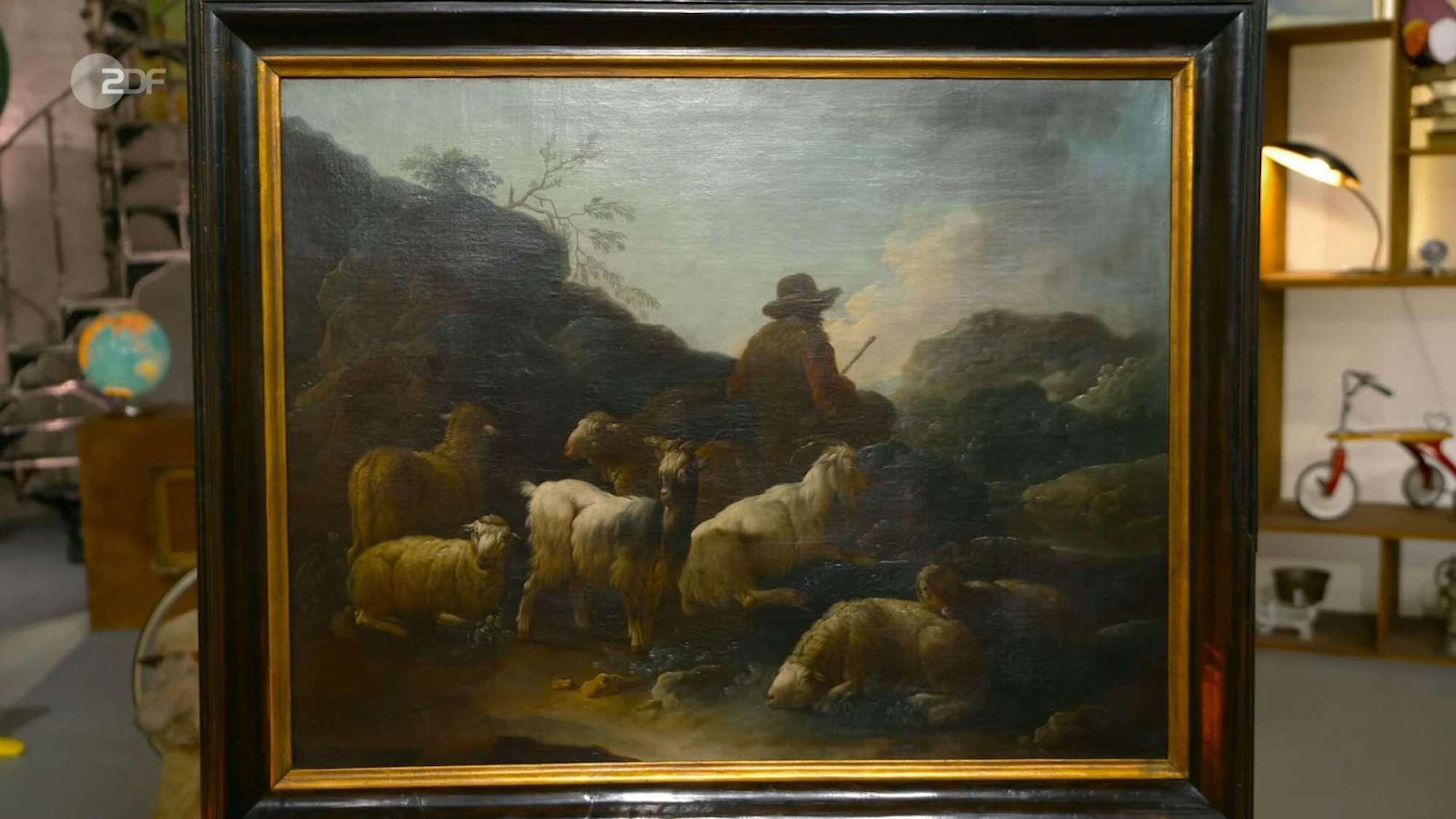 Mit Signatur wäre das Ölgemälde von Sandra und ihrem Papa Wolfgang noch mehr wert gewesen, doch Bianca Berding war auch ohne Unterschrift sicher, dass es im Umfeld des Künstlers Roos entstanden war. Den Wunschpreis von 800 Euro erhöhte sie auf bis zu 1.500 Euro. Daniel Meyer war die Schafherde 1.100 Euro wert. (Bild: ZDF)