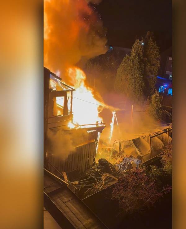 Einsatz am Dienstagabend (25. November 2025): Ein Reihenmittelhaus in Köln-Weiß brennt lichterloh.
