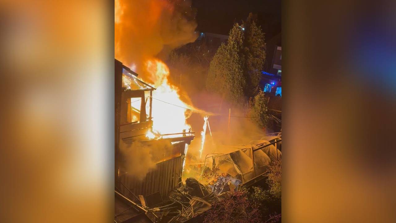 Einsatz am Dienstagabend (25. November 2025): Ein Reihenmittelhaus in Köln-Weiß brennt lichterloh.