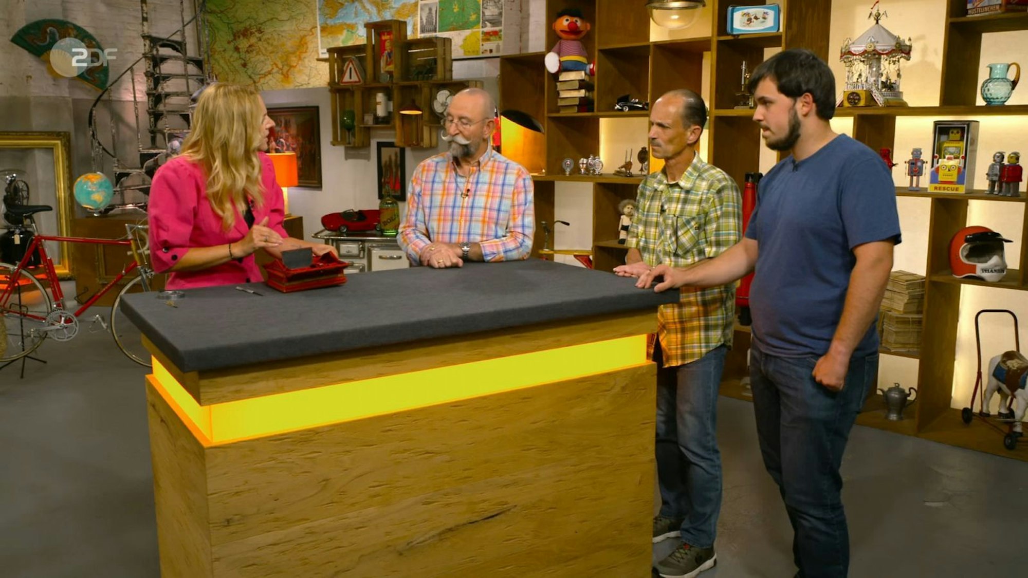 Die Expertin taxierte auf bis zu 200 Euro für die historische Schatulle mit dem verspielten Musik-Feature. „Ui, ehrlich?!“, staunte Horst Lichter. „Das Zehnfache des Wunschpreises!“, freute er sich für seine Gäste mit. Doch am Ende zählte die Meinung der Händler. Würden die der Expertise folgen? (Bild: ZDF)