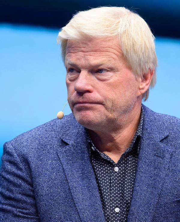 Oliver Kahn sitzt bei einem Interview auf einer Bühne.