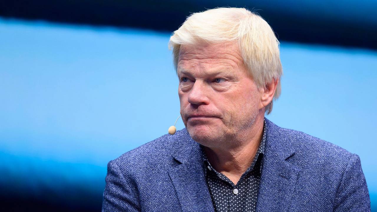 Oliver Kahn sitzt bei einem Interview auf einer Bühne.