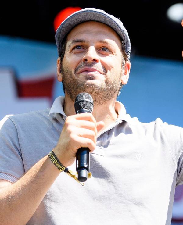 Comedian Kaya Yanar bei einem Auftritt.