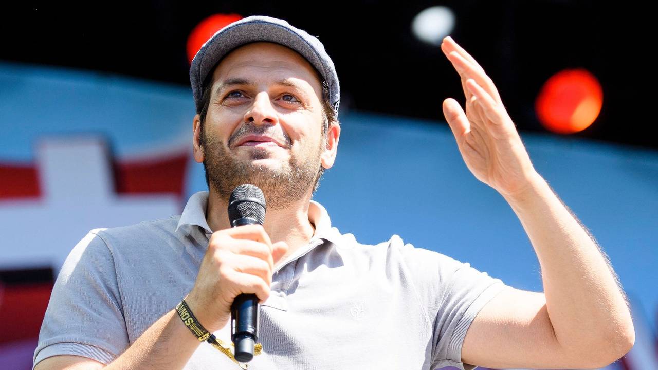 Comedian Kaya Yanar bei einem Auftritt.