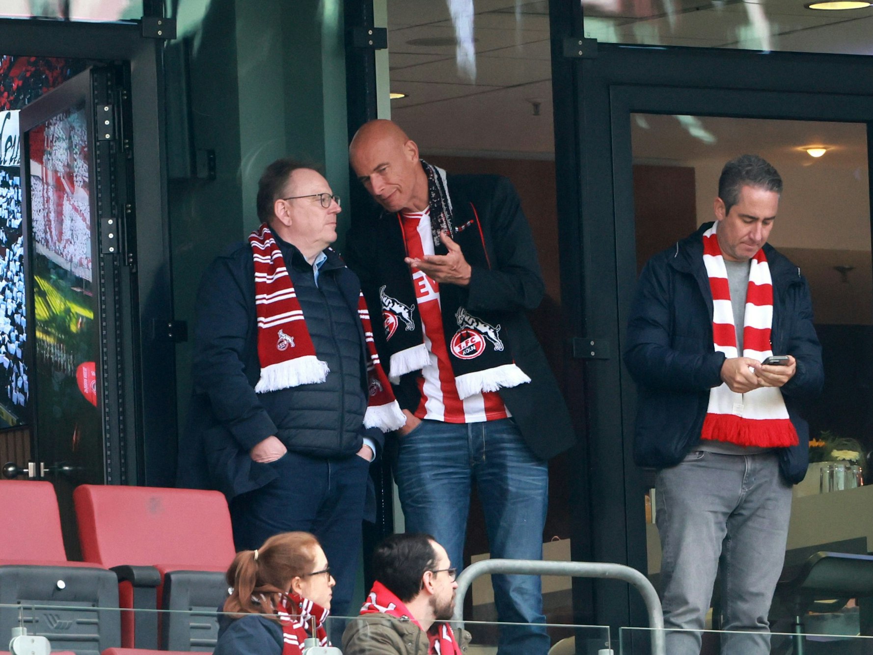 Kölns Bürgermeister Torsten Burmester, FC-Präsident Jörn Stobbe und Sportausschuss-Vorsitzender Oliver Seeck (v.l.) am 18. Oktober 2025 im Rhein-Energie-Stadion.