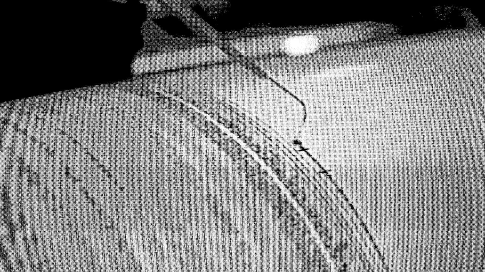 Seismograph Symbolbild: Ein Schreibarm zeichnet Linien auf einer rotierenden Trommel auf