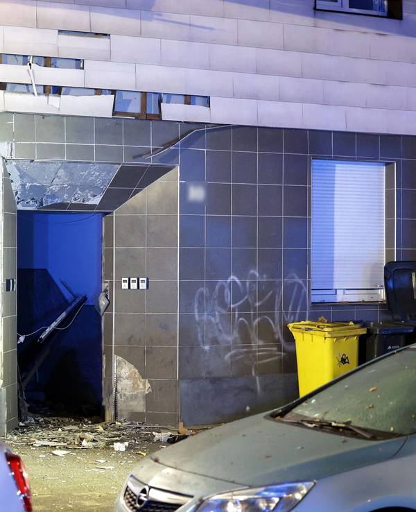 Schutt liegt nach einer Explosion vor dem Eingangsbereich eines Mehrfamilienhauses in Düsseldorf.