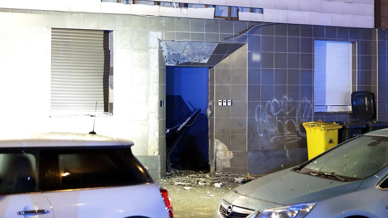 Schutt liegt nach einer Explosion vor dem Eingangsbereich eines Mehrfamilienhauses in Düsseldorf.