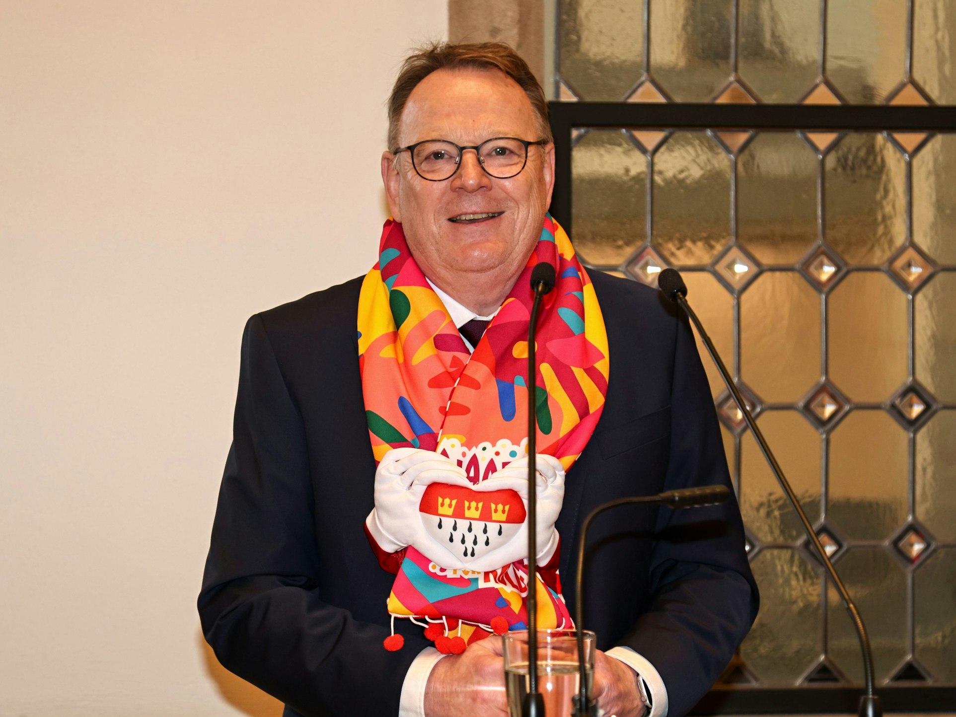 Oberbürgermeister Torsten Burmester mit Sessionsschal.