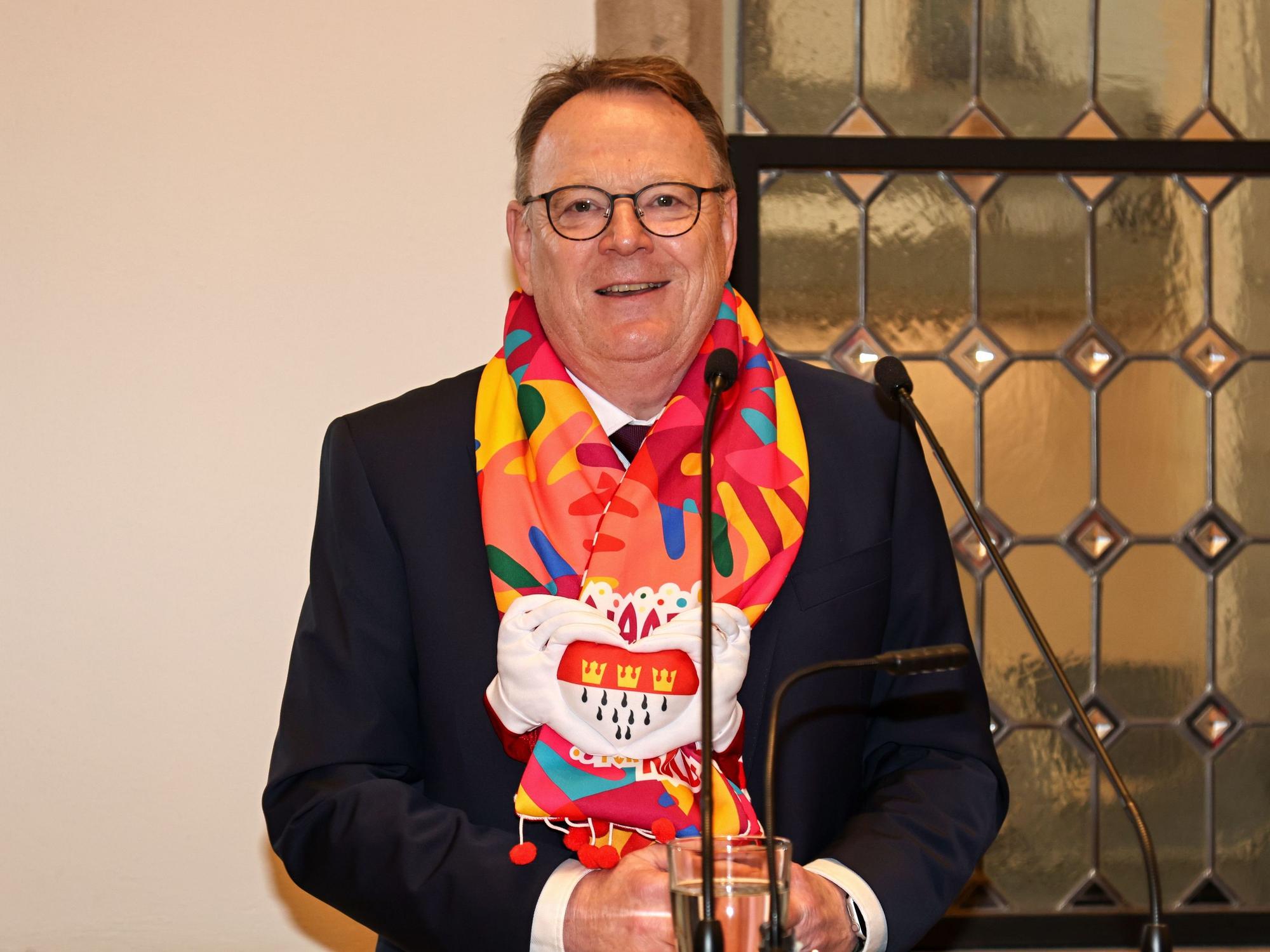 Oberbürgermeister Torsten Burmester mit Sessionsschal.
