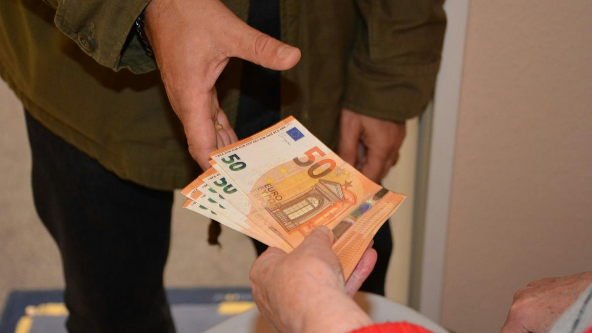 Symbolbild Geldübergabe