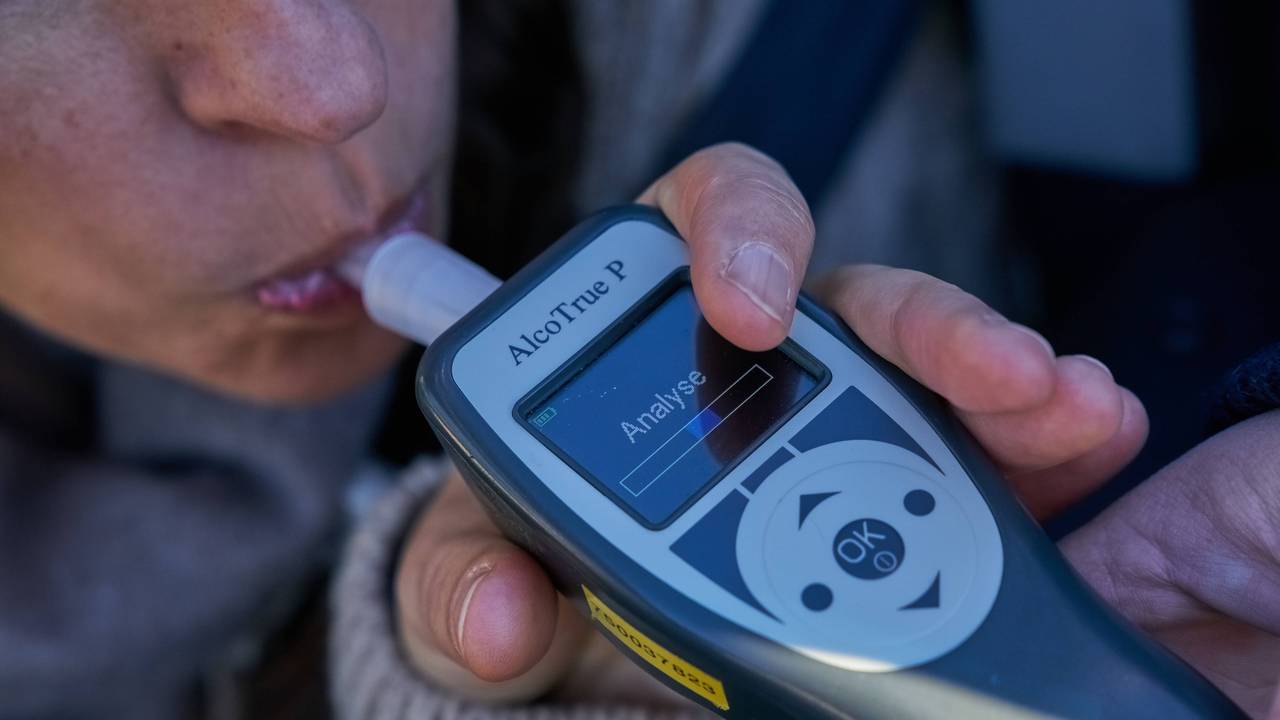 Eine junge Frau bei einer Polizeikontrolle mit Alkoholkontrolle (gestellte Szene).