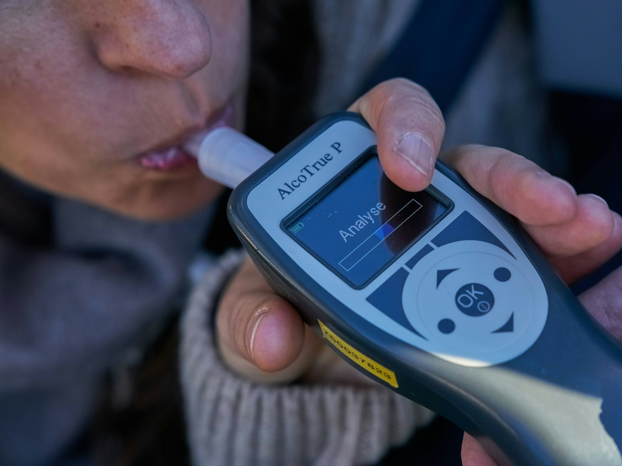 Eine junge Frau bei einer Polizeikontrolle mit Alkoholkontrolle (gestellte Szene).