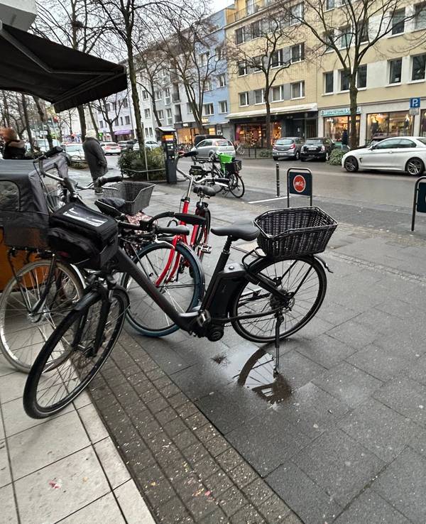 Tägliche Situation auf der Dürener Straße: Vor einem Supermarkt wurde extra ein Lastenfahrrad-Parkplatz errichtet. Genutzt wird er aber nur selten. In diesem Fall gar nicht.