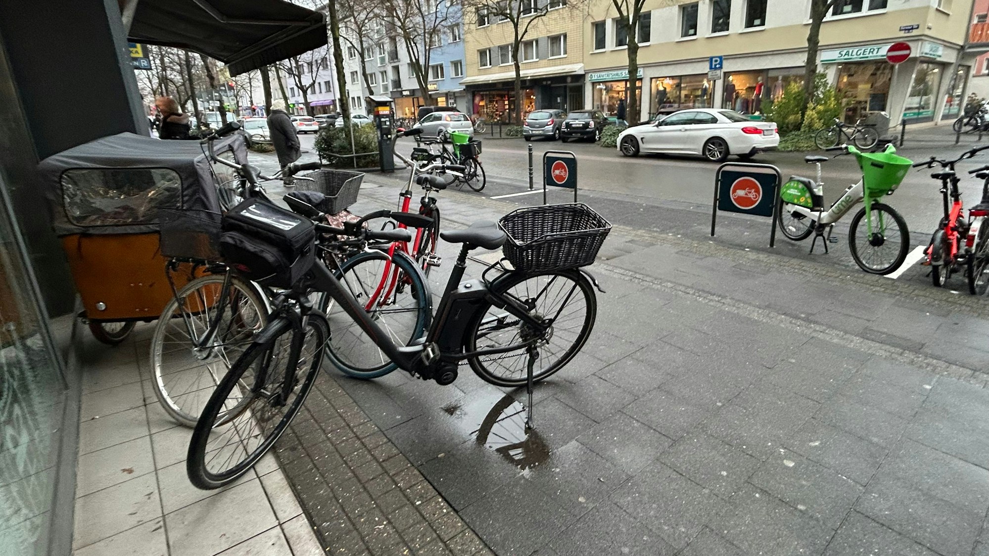 Tägliche Situation auf der Dürener Straße: Vor einem Supermarkt wurde extra ein Lastenfahrrad-Parkplatz errichtet. Genutzt wird er aber nur selten. In diesem Fall gar nicht.