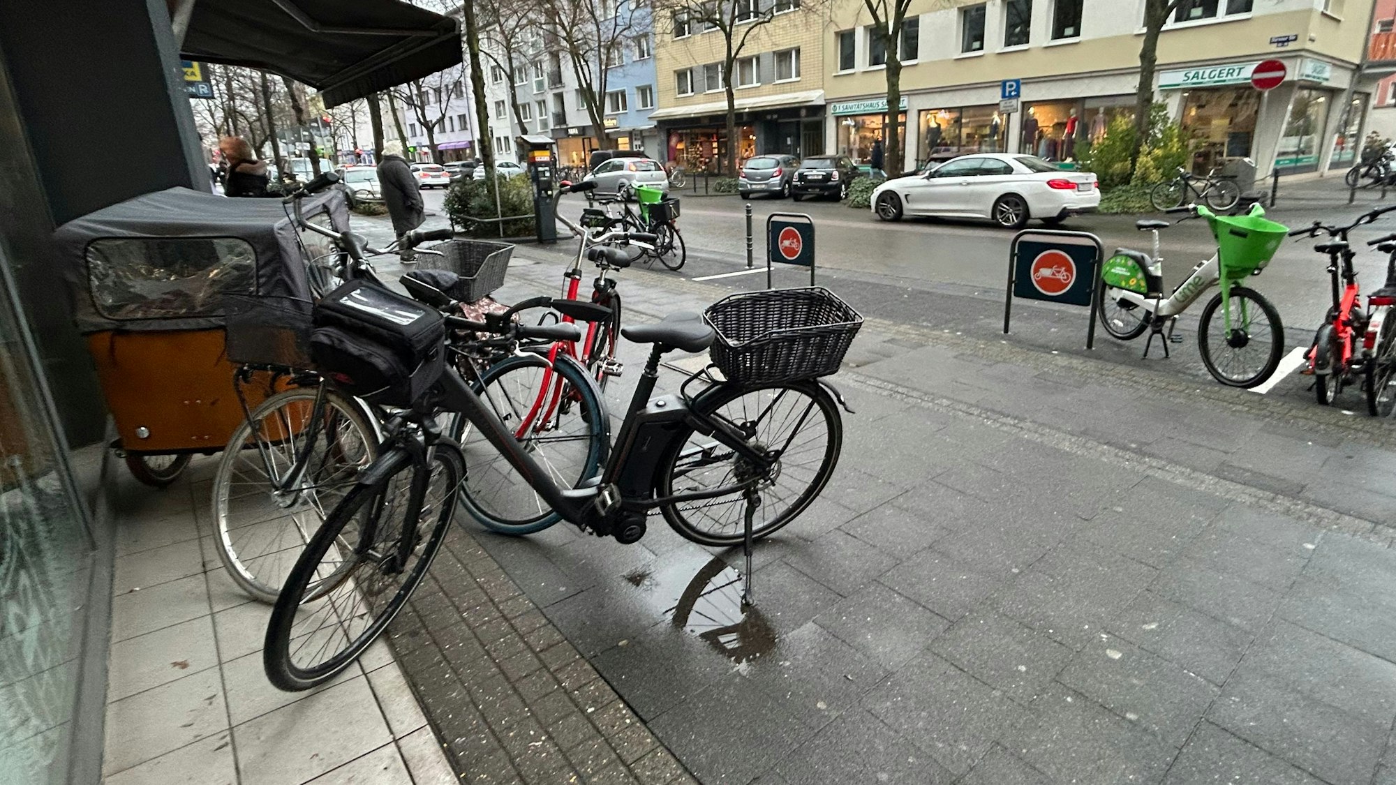 Tägliche Situation auf der Dürener Straße: Vor einem Supermarkt wurde extra ein Lastenfahrrad-Parkplatz errichtet. Genutzt wird er aber nur selten. In diesem Fall gar nicht.