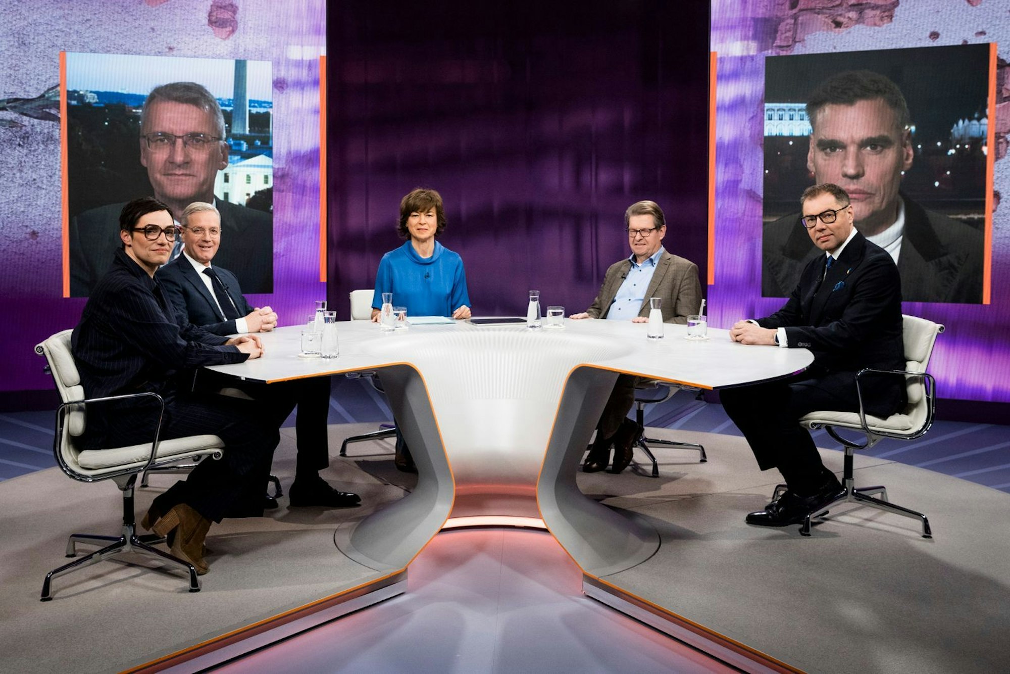 Zur Sendung „Trumps Plan für die Ukraine - Kompromiss oder Kapitulation?“ lud Maybrit Illner (Mitte) Nicole Deitelhoff (von links), Norbert Röttgen (CDU), Ralf Stegner (SPD) und Oleksii Makeiev ein. Zugeschaltet waren Elmar Theveßen aus Washington und Armin Coerper aus Moskau. (Bild: ZDF/Thomas Kierok )