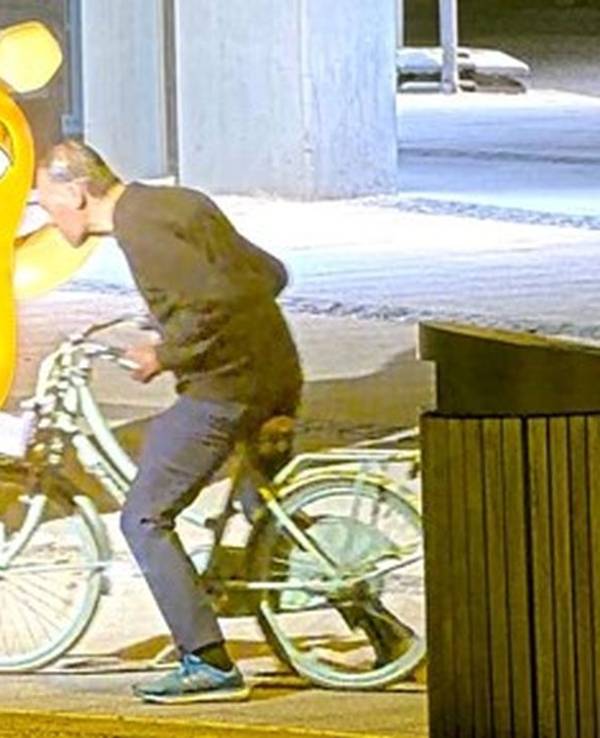 Hier flüchtet der Verdächtige mit einem Damenfahrrad.