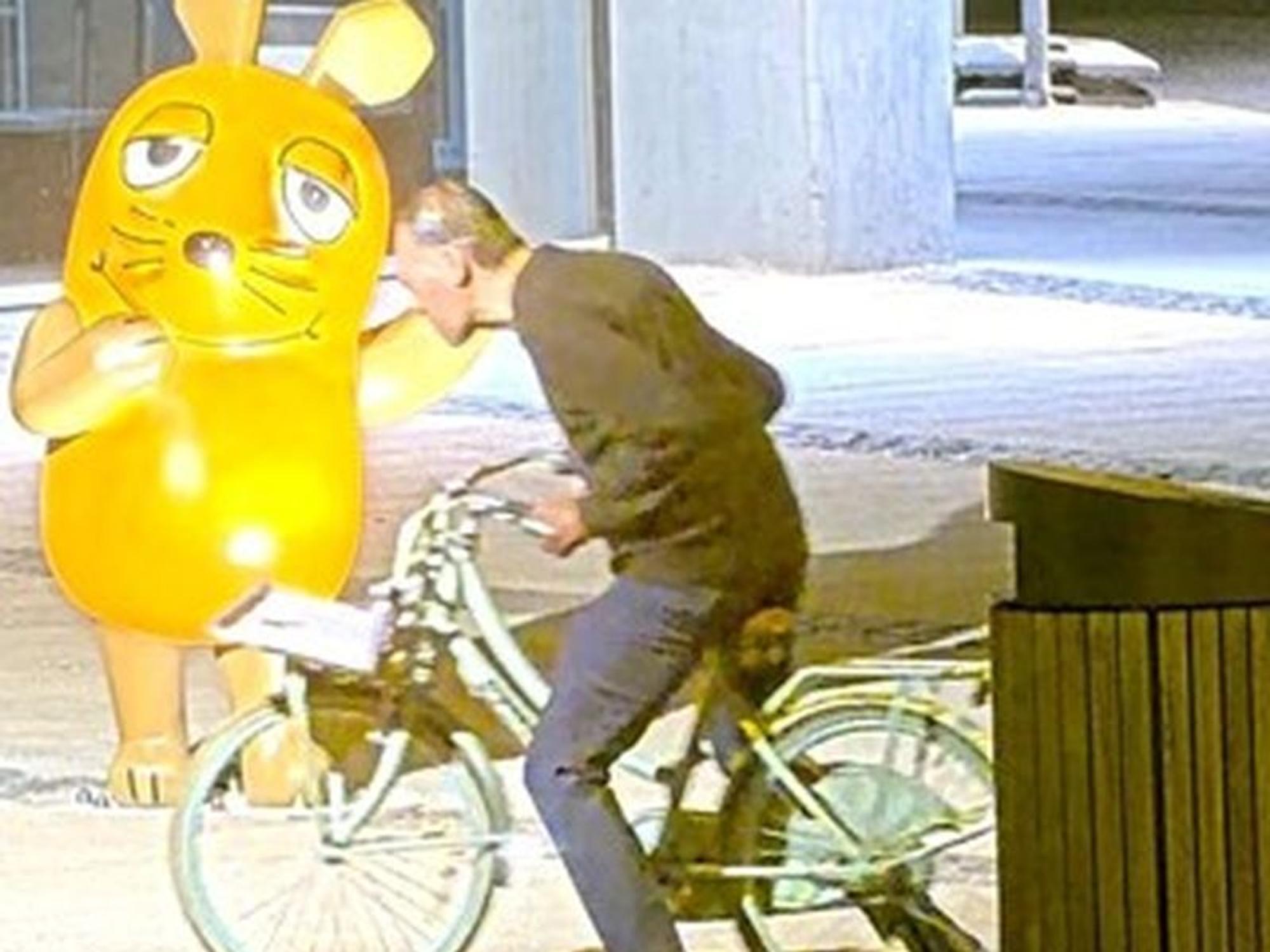 Hier flüchtet der Verdächtige mit einem Damenfahrrad.