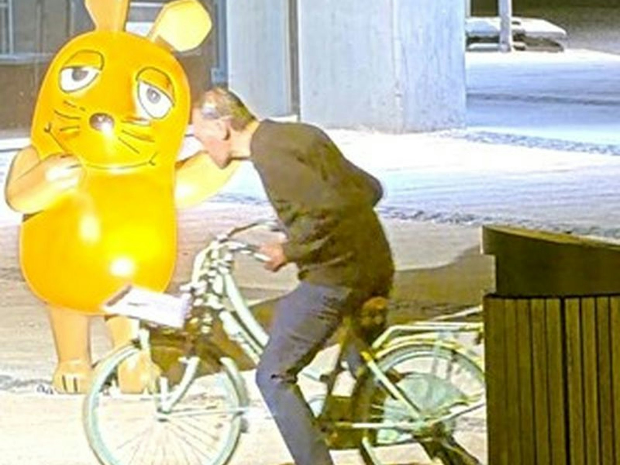 Hier flüchtet der Verdächtige mit einem Damenfahrrad.