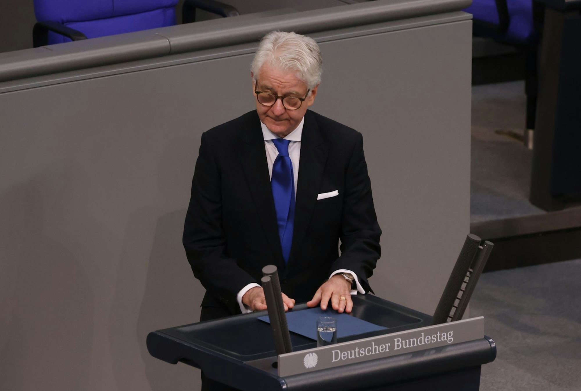 Marcel Reif bei seiner Rede im Bundestag 2024: „Ich dachte nicht eine Sekunde daran, ob Frau Baerbock weinen könnte.“ (Bild: 2024 Getty Images/Sean Gallup)