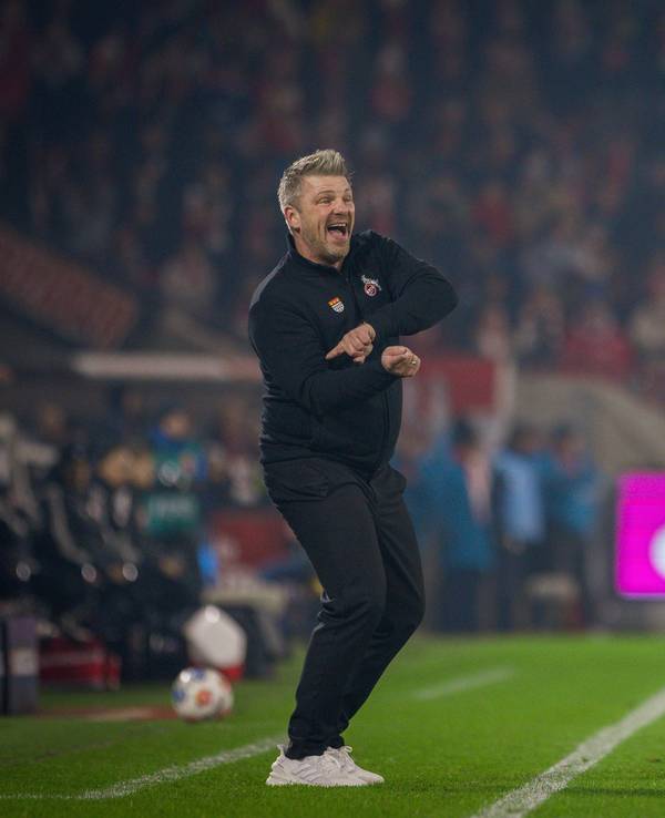 Kölns Trainer Lukas Kwasniok gestikuliert an der Seitenlinie beim Spiel gegen Frankfurt am 22. November 2025. Beim Spiel in Bremen muss er sein Team umkrempeln.