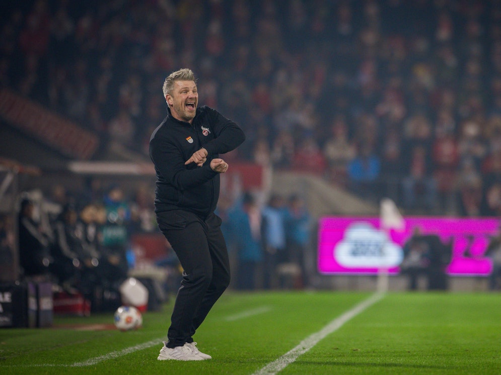 Kölns Trainer Lukas Kwasniok gestikuliert an der Seitenlinie beim Spiel gegen Frankfurt am 22. November 2025. Beim Spiel in Bremen muss er sein Team umkrempeln.