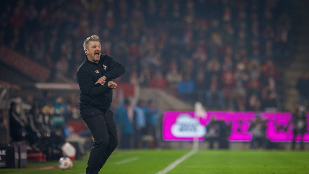 Kölns Trainer Lukas Kwasniok gestikuliert an der Seitenlinie beim Spiel gegen Frankfurt am 22. November 2025. Beim Spiel in Bremen muss er sein Team umkrempeln.
