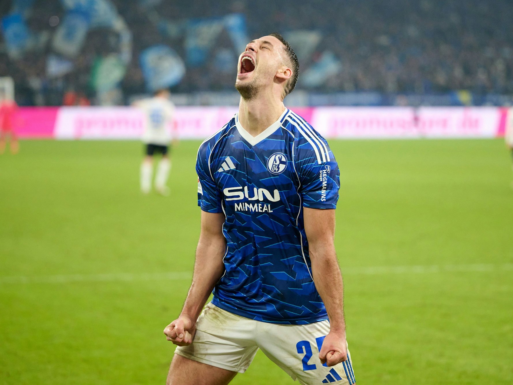 Nikola Katic (FC Schalke 04) jubelt beim Schlusspfiff.