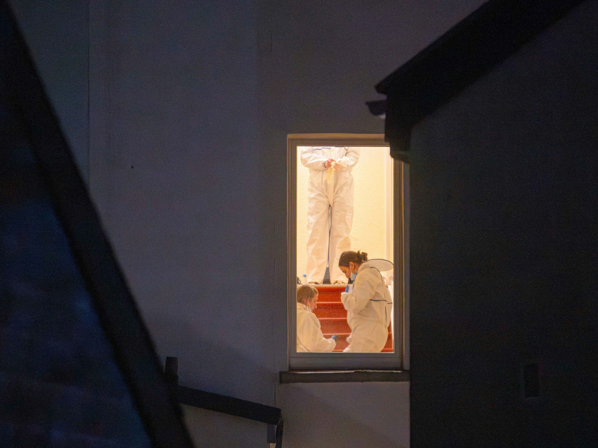 Die Spurensicherung arbeitet am Tatort. Polizisten haben in einer Wohnung in Leverkusen-Opladen die Leiche einer Frau entdeckt. Die Ermittler gehen davon aus, dass sie gewaltsam ums Leben kam.