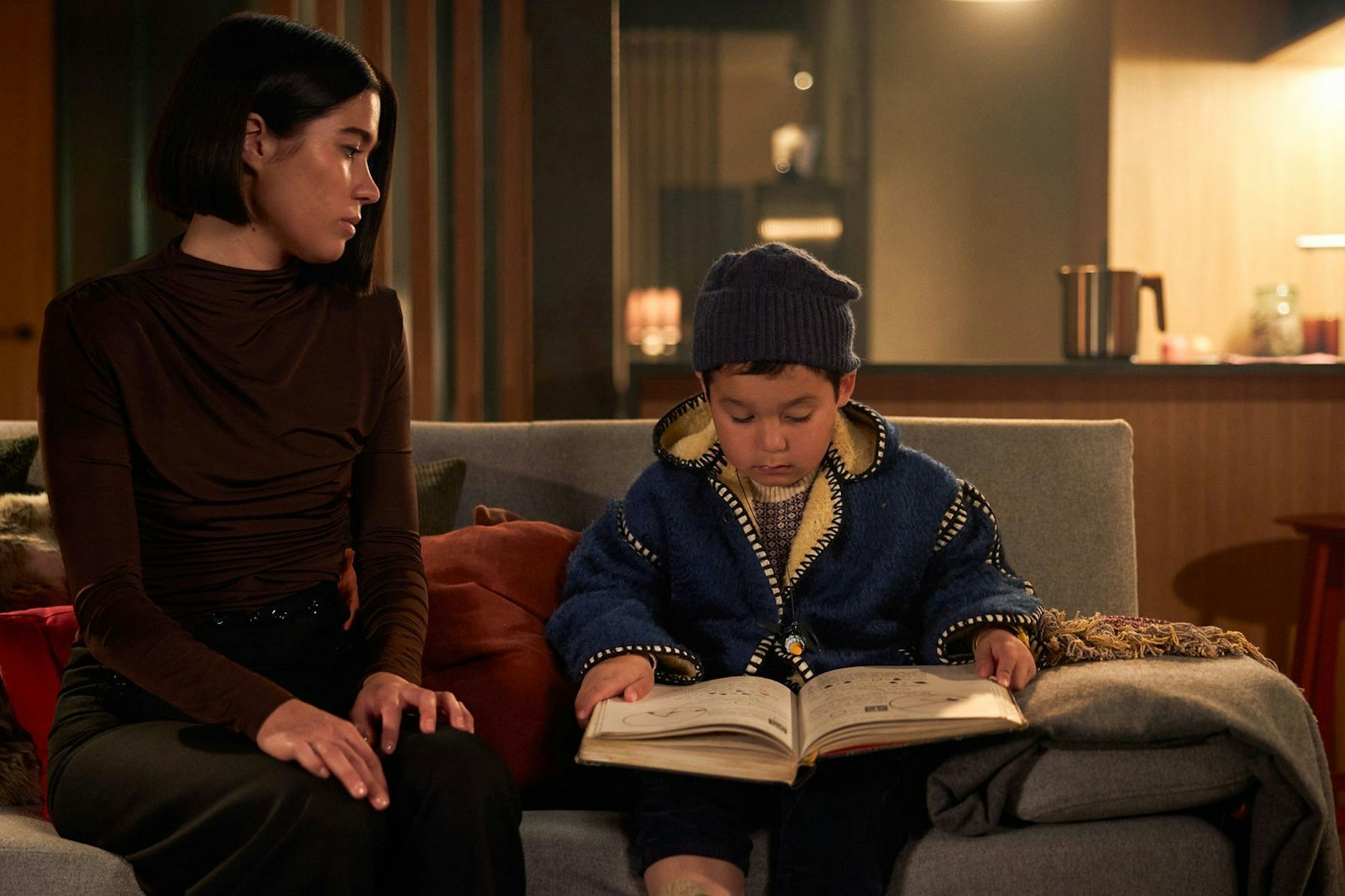 Smilla (Filippa Coster-Waldau) verspürt eine besondere Verbindung zum Inuitjungen Isaiah (Silver Wolfe). (Bild: MagentaTV)