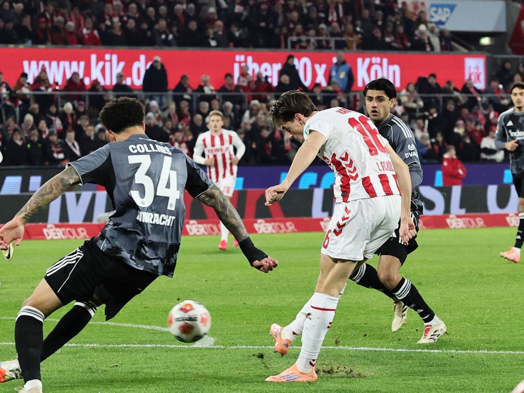 Jakub Kaminski schießt ein Tor.