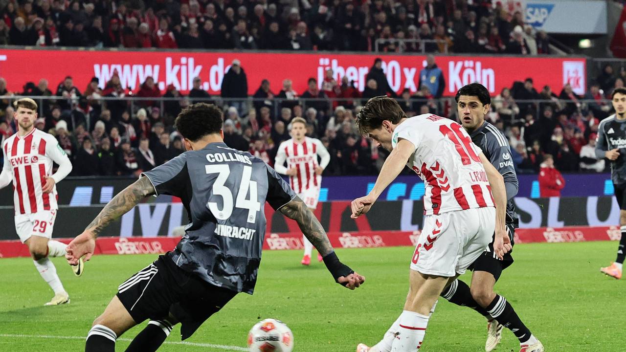 Jakub Kaminski schießt ein Tor.