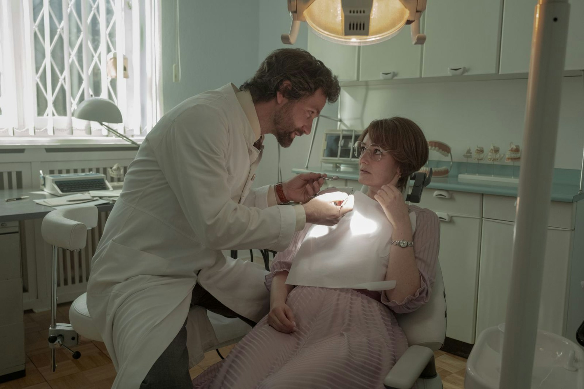 Helga (Maria Ehrich) kämpft mit ihrer gescheiterteten Ehe. Zahnarzt Hannes (Florian Stetter) spendet ihr Trost. Doch er ist nicht der gutherzige Mann, für den Helga ihn zunächst hält. (Bild: ZDF/Conny Klein)