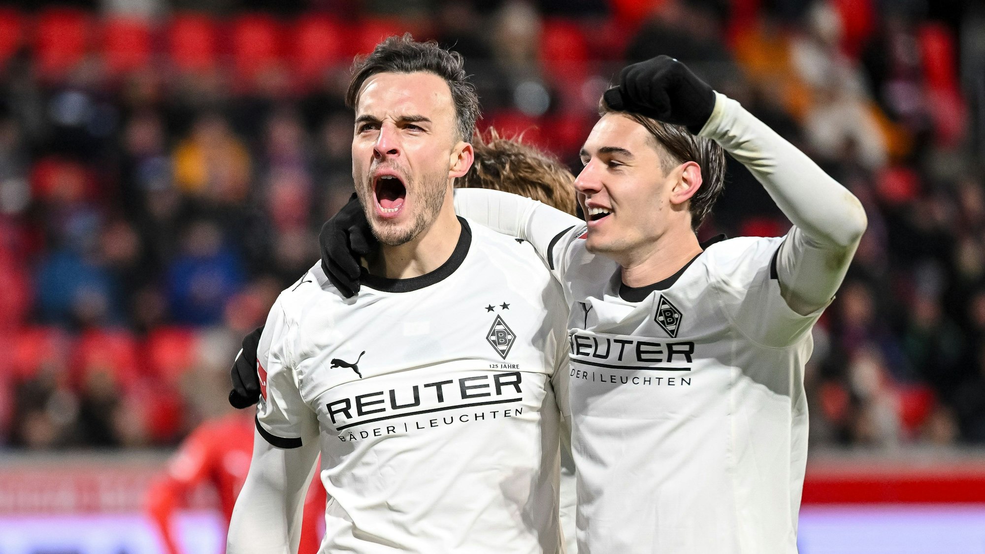 Haris Tabakovic und Florian Neuhaus von Borussia Mönchengladbach jubeln.