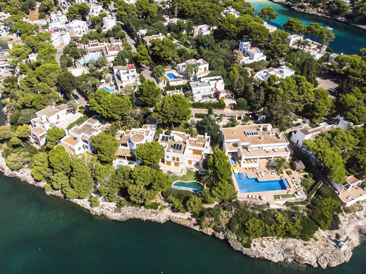 Auf Mallorca hat sich eine Nachbarschaftsvereinigung neu gegründet, die gegen den exzessiven Partytourismus vorgehen will. Das Symbolfoto zeigt die Küste von Cala d'Or.