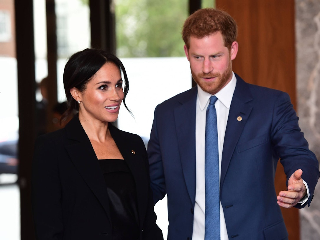 Herzogin Meghan und Prinz Harry reden miteinander.