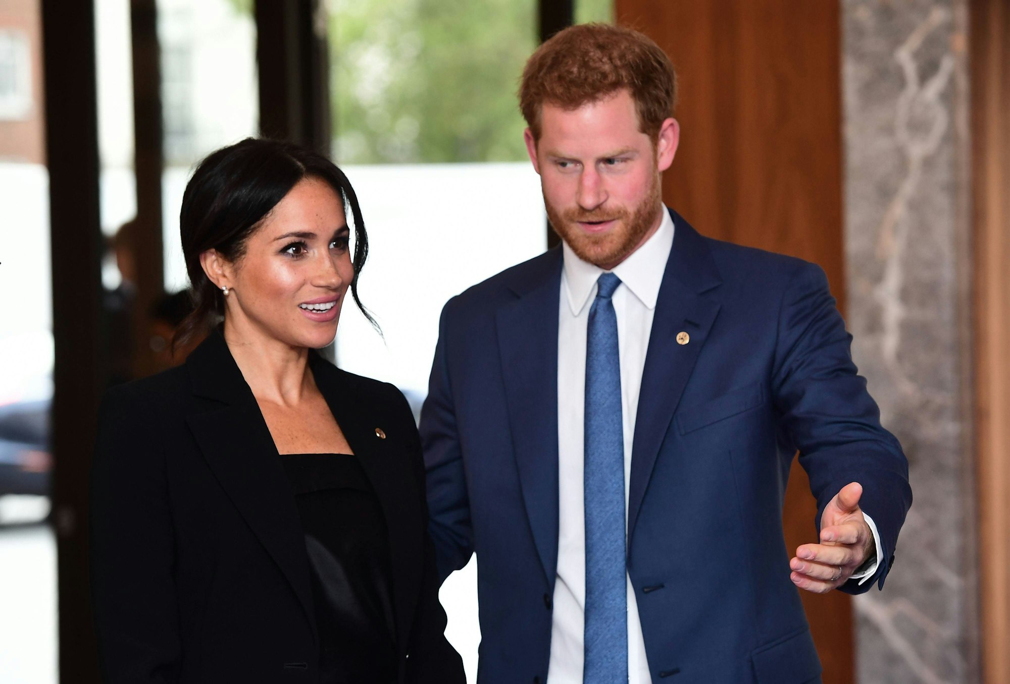Herzogin Meghan und Prinz Harry reden miteinander.