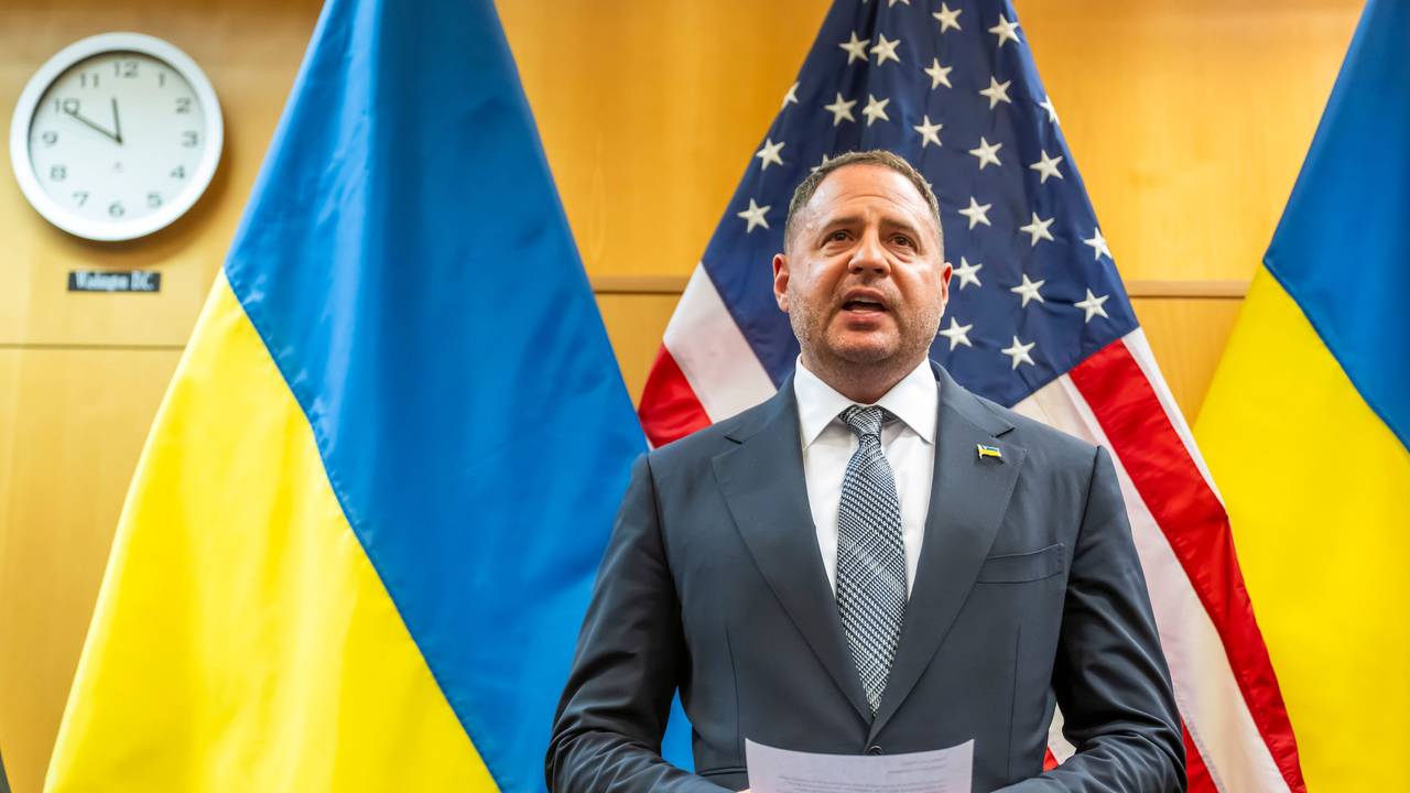 Andrij Jermak, Leiter des Präsidialamts der Ukraine, steht mit einem Zettel in der Hand vor der amerikanischen sowie ukrainischen Flagge.